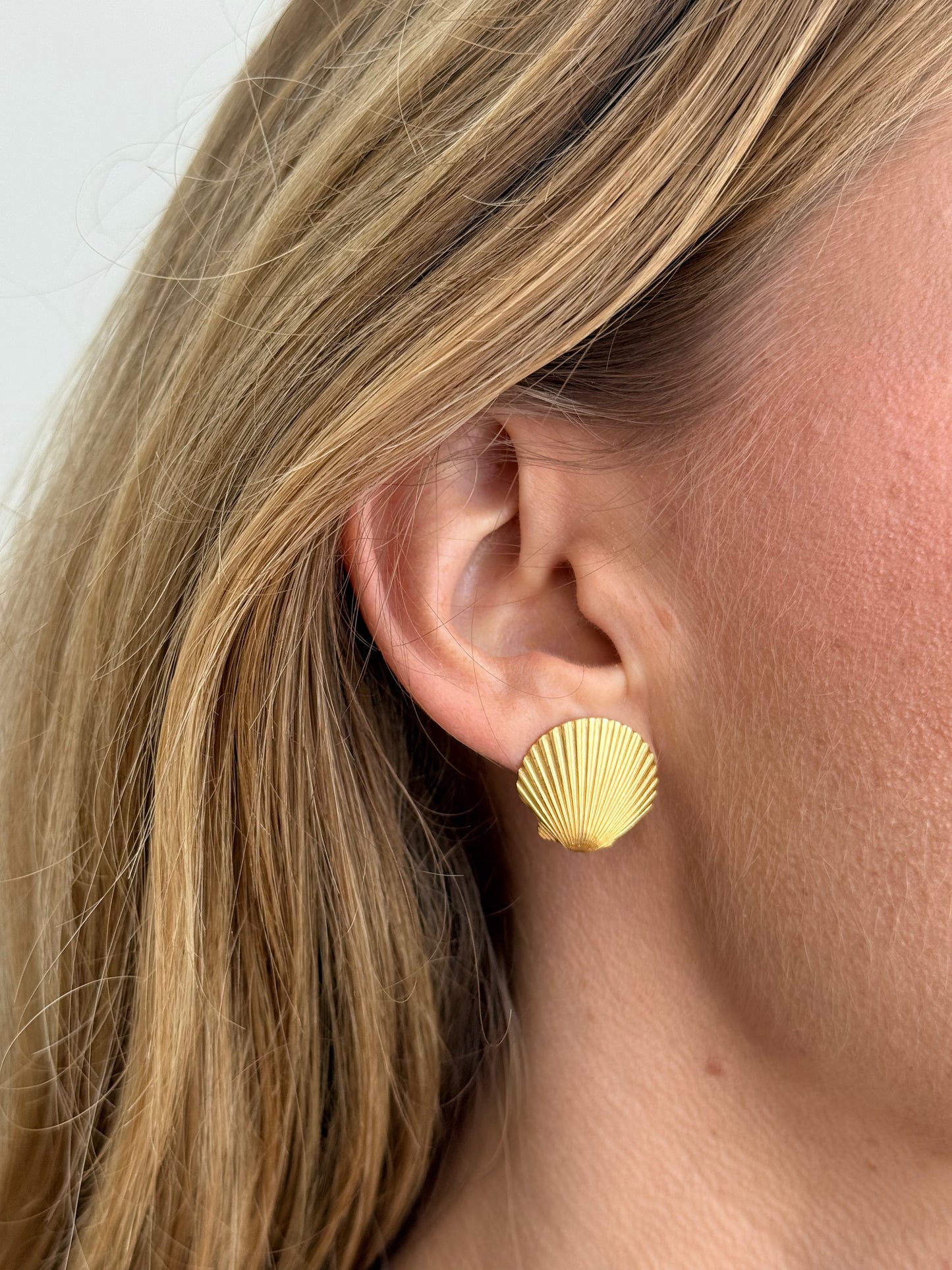 tiny little creations - shell earrings, fine jewellery, 925 silver plated with 18k gold, elegant jewellery, summer style earrings