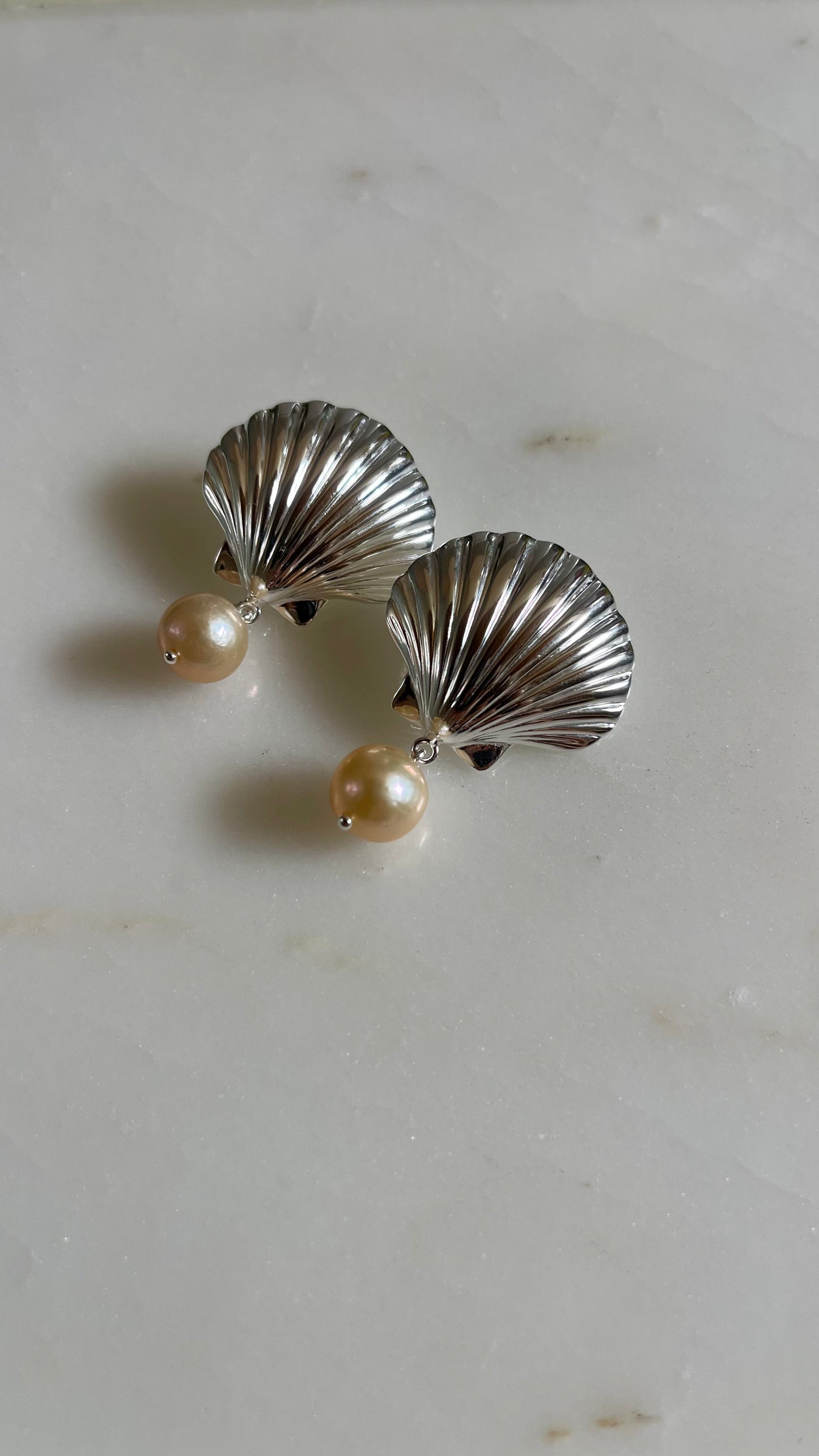 shell earrings with pearls, slow fashion brand, handcrafted in Bali