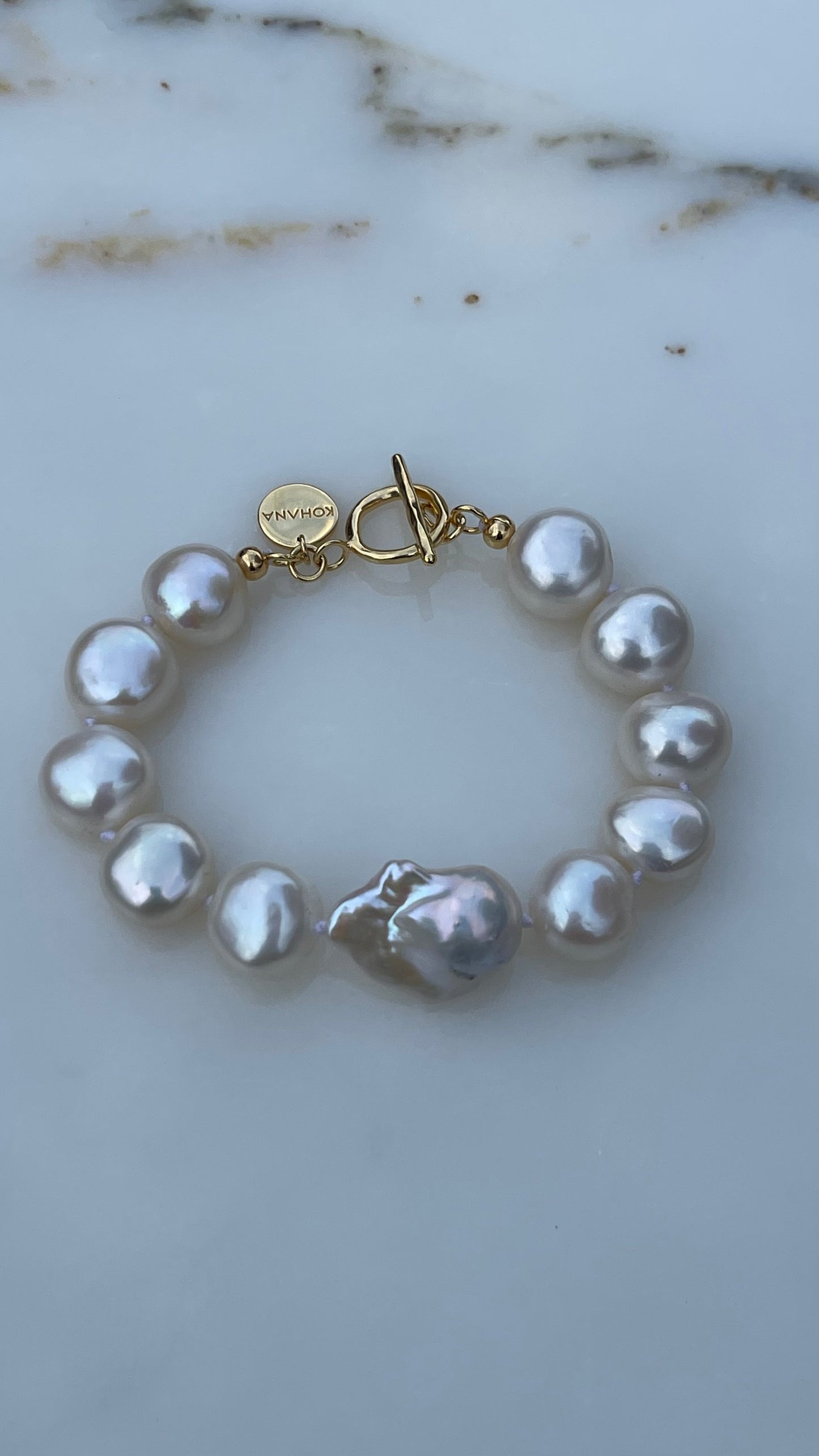 pearls bracelet with baroque pearl, gold plated details
