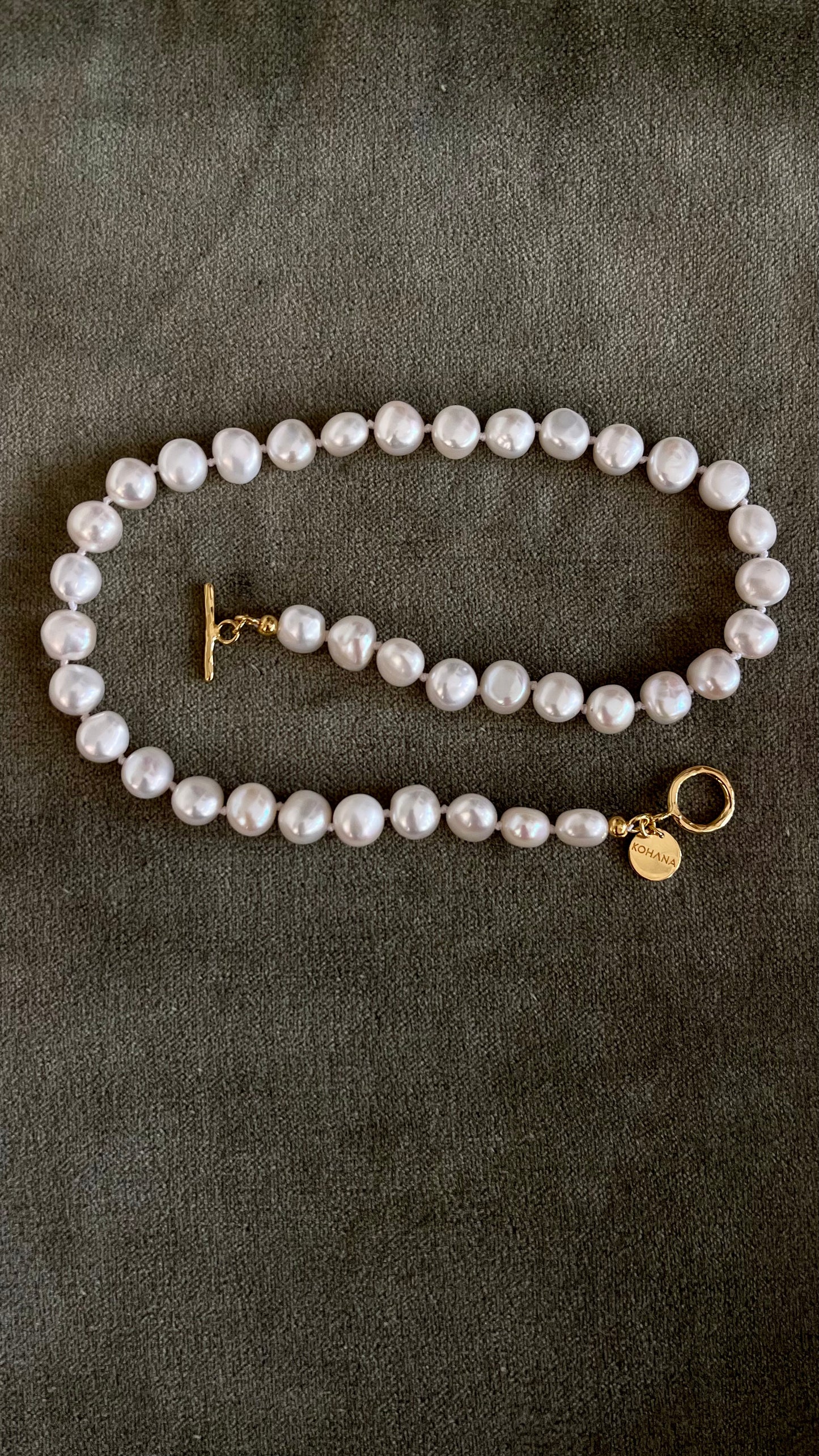 Pearl necklace with gold clasp 