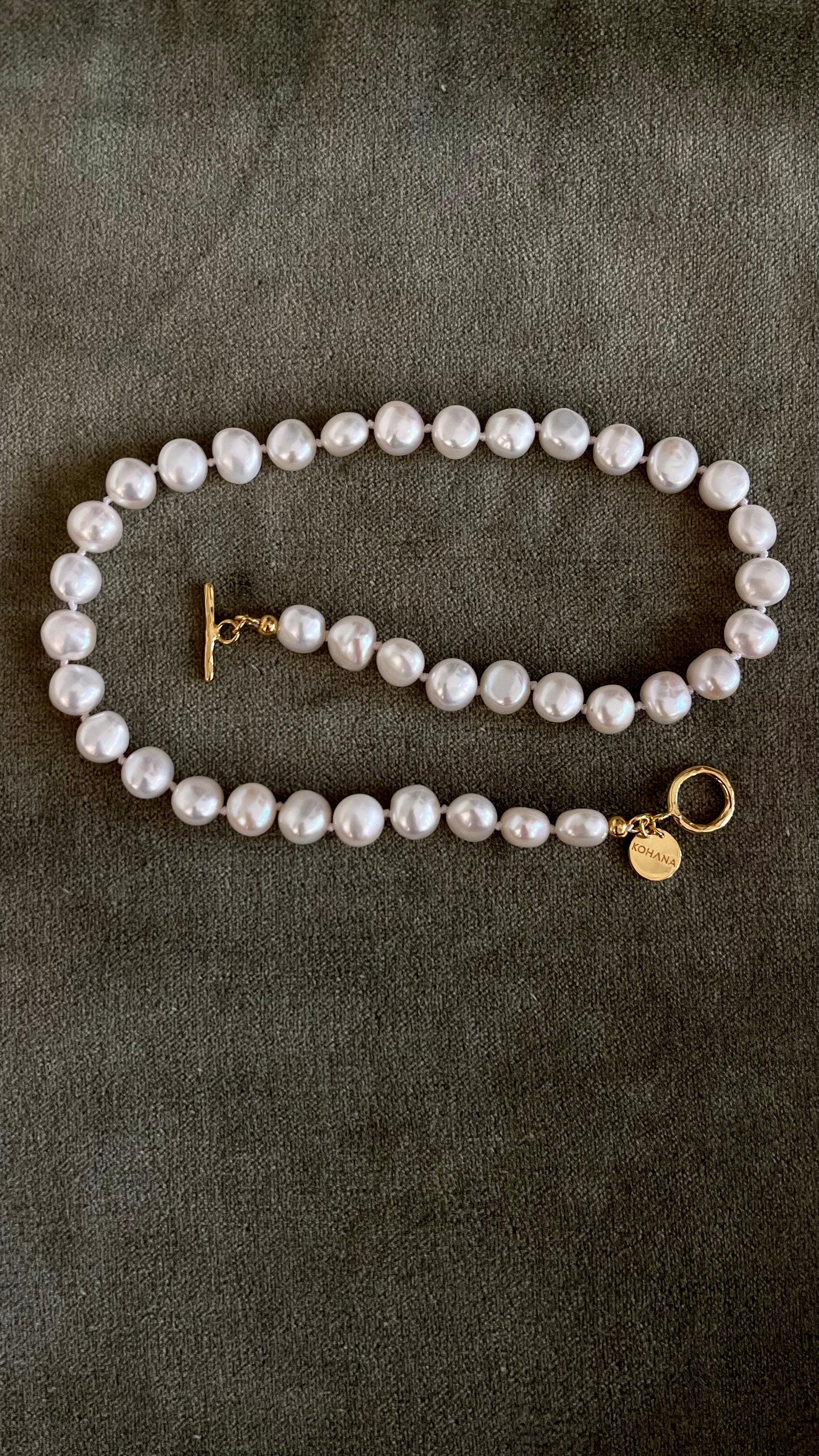 Pearl necklace with gold clasp 