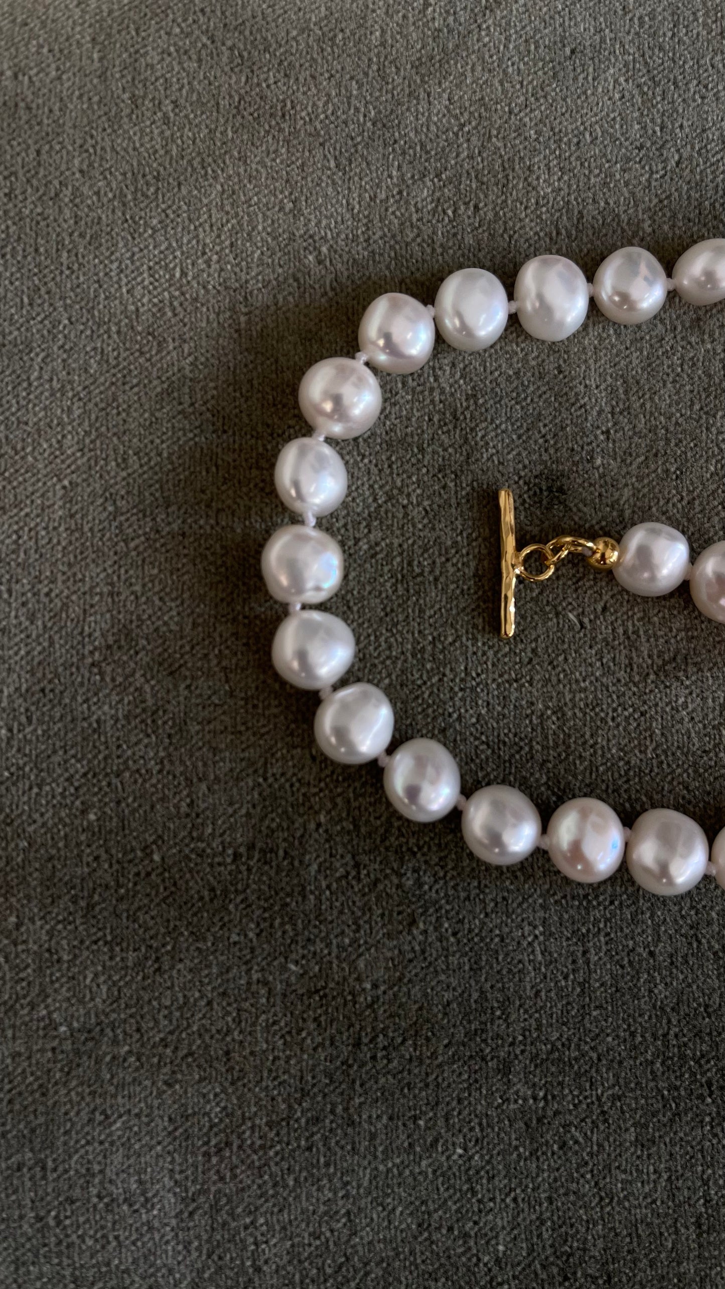 Pearl necklace with a gold clasp 