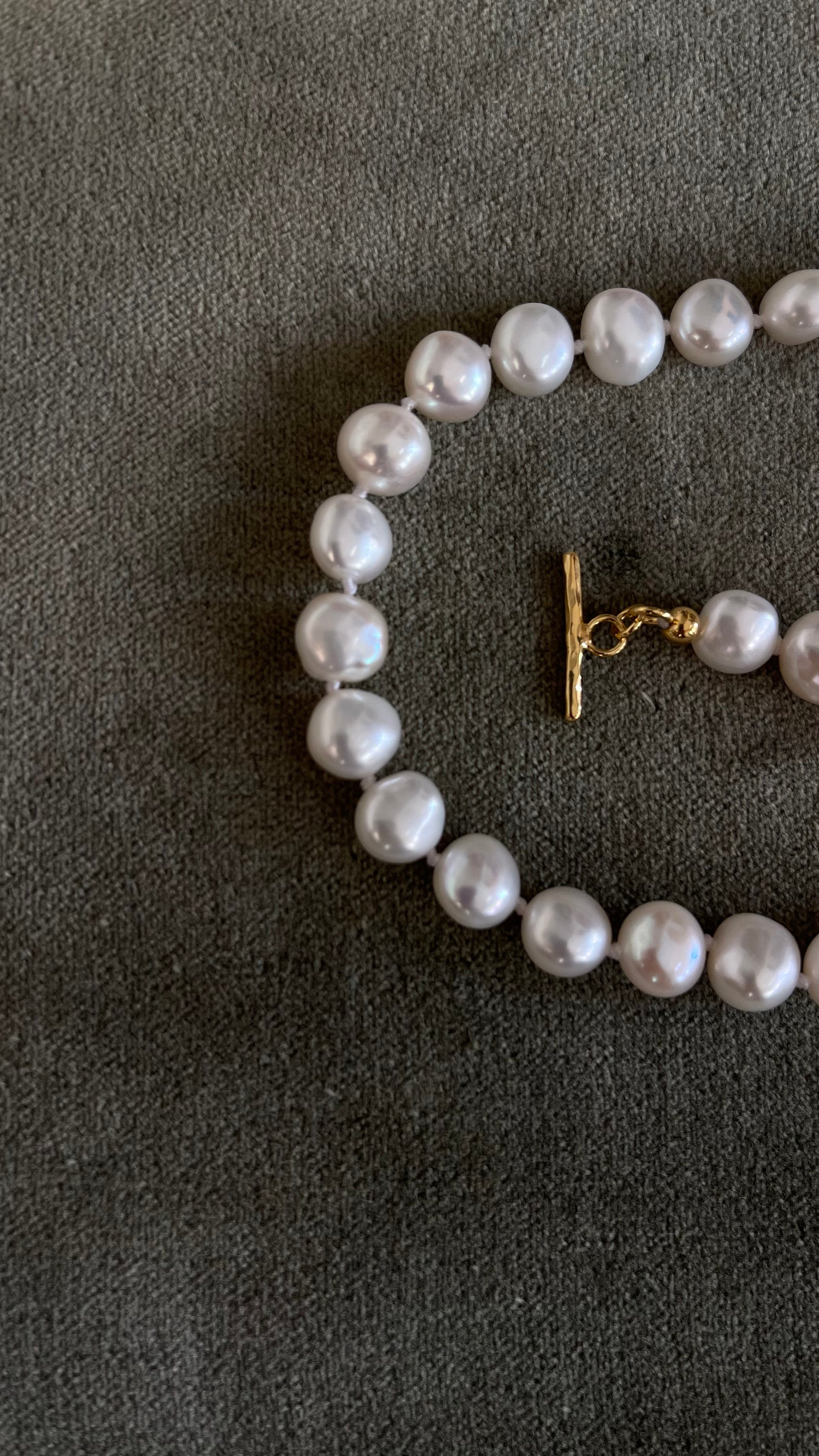 Pearl necklace with a gold clasp 