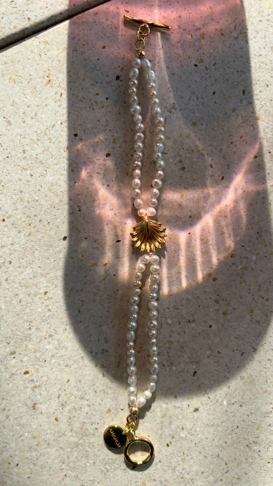 Pearl necklace with gold pendant, pearl bracelet with a gold clasp, fine jewellery, bracelet, jewellery, jewelry gift ideas, summer style jewelry