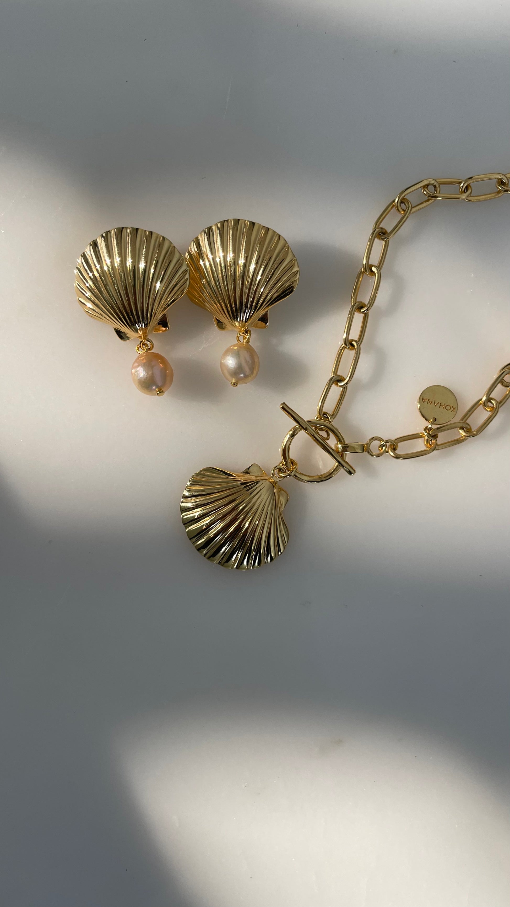 chain necklace, summer style, gold plated silver jewellery, pearls earrings, shell necklace, luxury style, elegant jewellery 